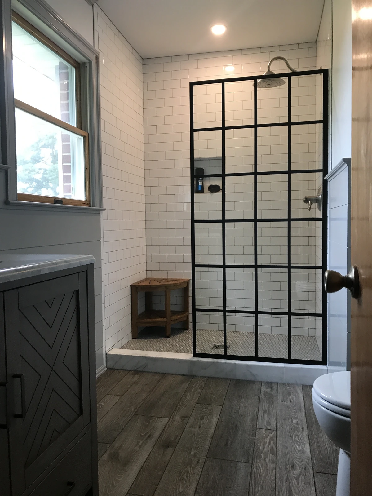 Tile shower with grid glass door