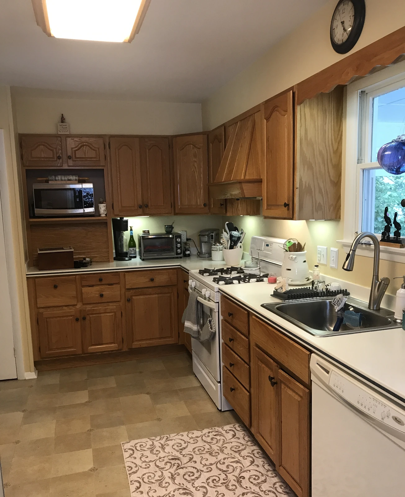 Oak kitchen cabinets before sage spray refinish