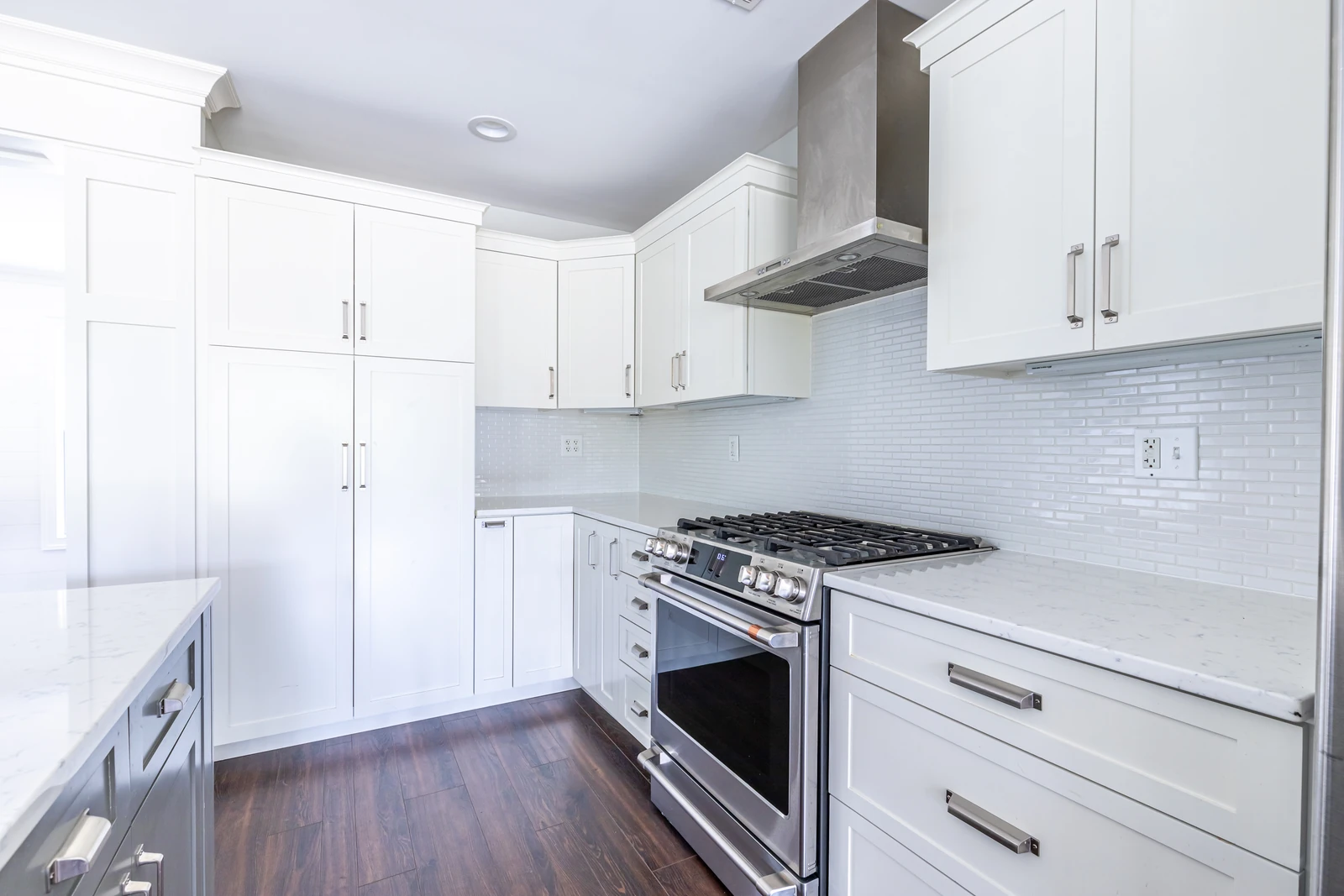 White sprayed kitchen cabinets